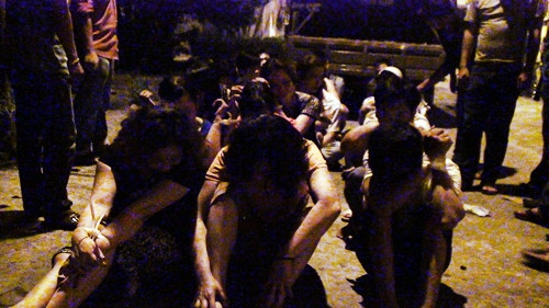 Các đối tượng tổ chức đánh bạc và tham gia đánh bạc bị tạm giữ. Các đối tượng tổ chức đánh bạc và tham gia đánh bạc bị tạm giữ