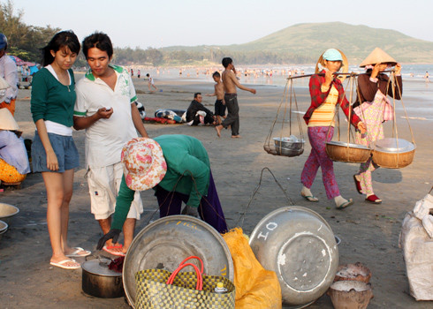 Nhiều bạn trẻ không ngại tốn kém khi đi du lịch xa. Ảnh: Trung Tín. . Nhiều bạn trẻ không ngại tốn kém khi đi du lịch xa. Ảnh: Trung Tín.