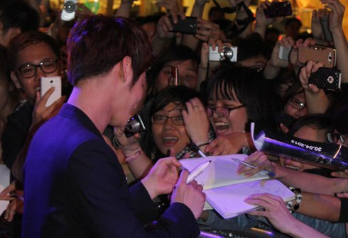 Ngay khi xuất hiện trên thảm đỏ, tài tử xứ Hàn nhận được sự chào đón nồng nhiệt từ fan trẻ. Họ reo hò tên anh cuồng nhiệt. Đáp lại, Kim Bum luôn nở nụ cười tươi tắn, vẫy chào fan và nháy mắt trêu chọc. Anh còn chủ động dừng chân ở hàng rào khán giả để ký tặng vào sổ tay cho fan Việt