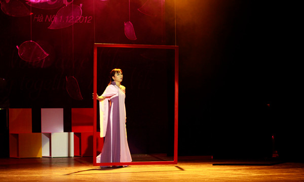 Nhà thơ Vi Thùy Linh đã thể hiện nhiều sáng tác của mình