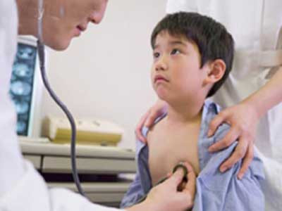 Trẻ đau bụng kiểu này có thể tử vong ảnh 1