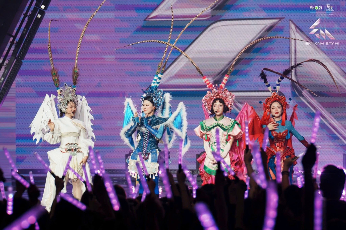 Nhà thiết kế Đỗ Vân Anh thực hiện phần trang phục cho Chi Xê, Pháo - hai người chơi có cá tính đối lập mùa Xuân tươi mới và mùa Đông sắc lạnh.