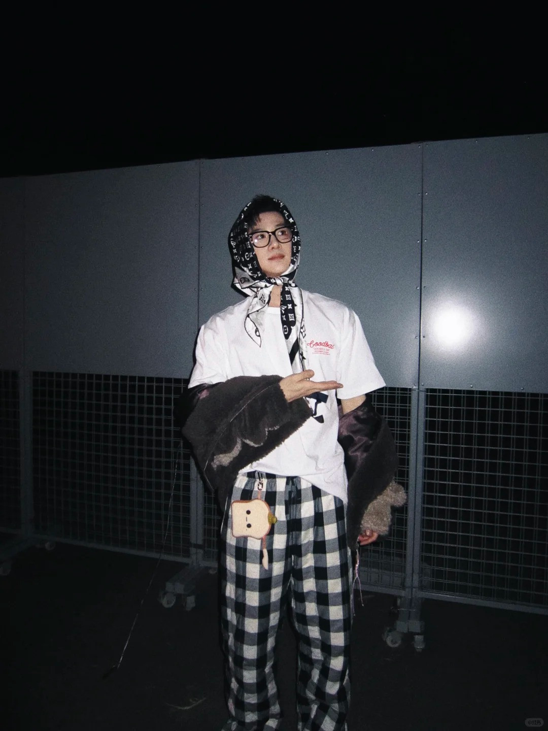 Những khoảnh khắc dạo phố được ghi lại của hai nam diễn viên đều mang đậm chất liệu bạn trai (boyfriend material).