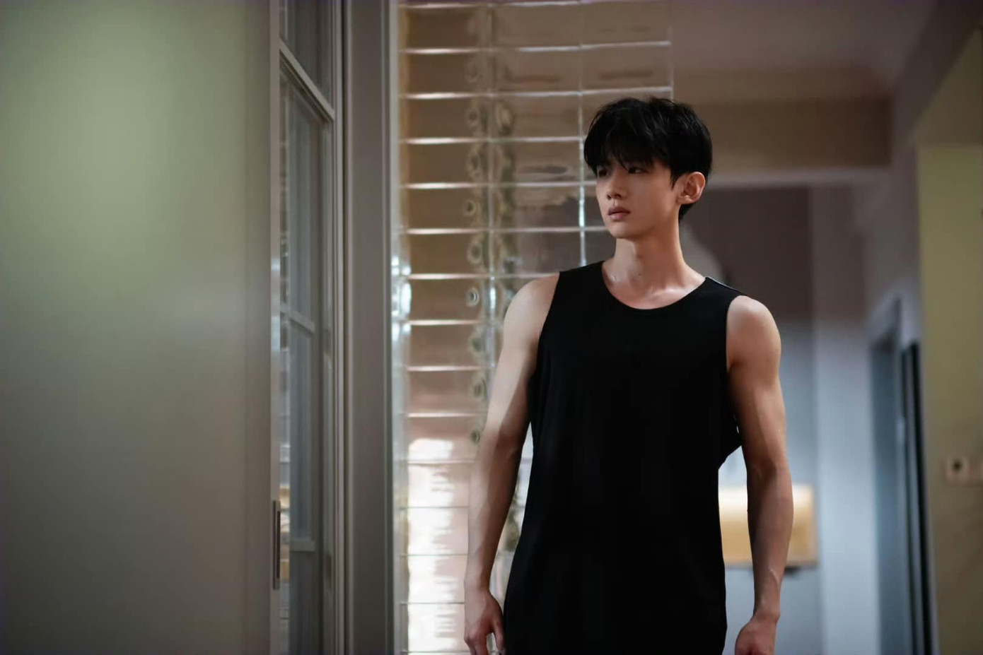 Ôn Dĩ Phàm và Tang Diên trở thành bạn chung nhà, những tâm tư giấu kín bao năm dần được giải tỏa. Bộ đôi nhân vật chính đều có sự chuyển biến về cách lựa chọn trang phục.