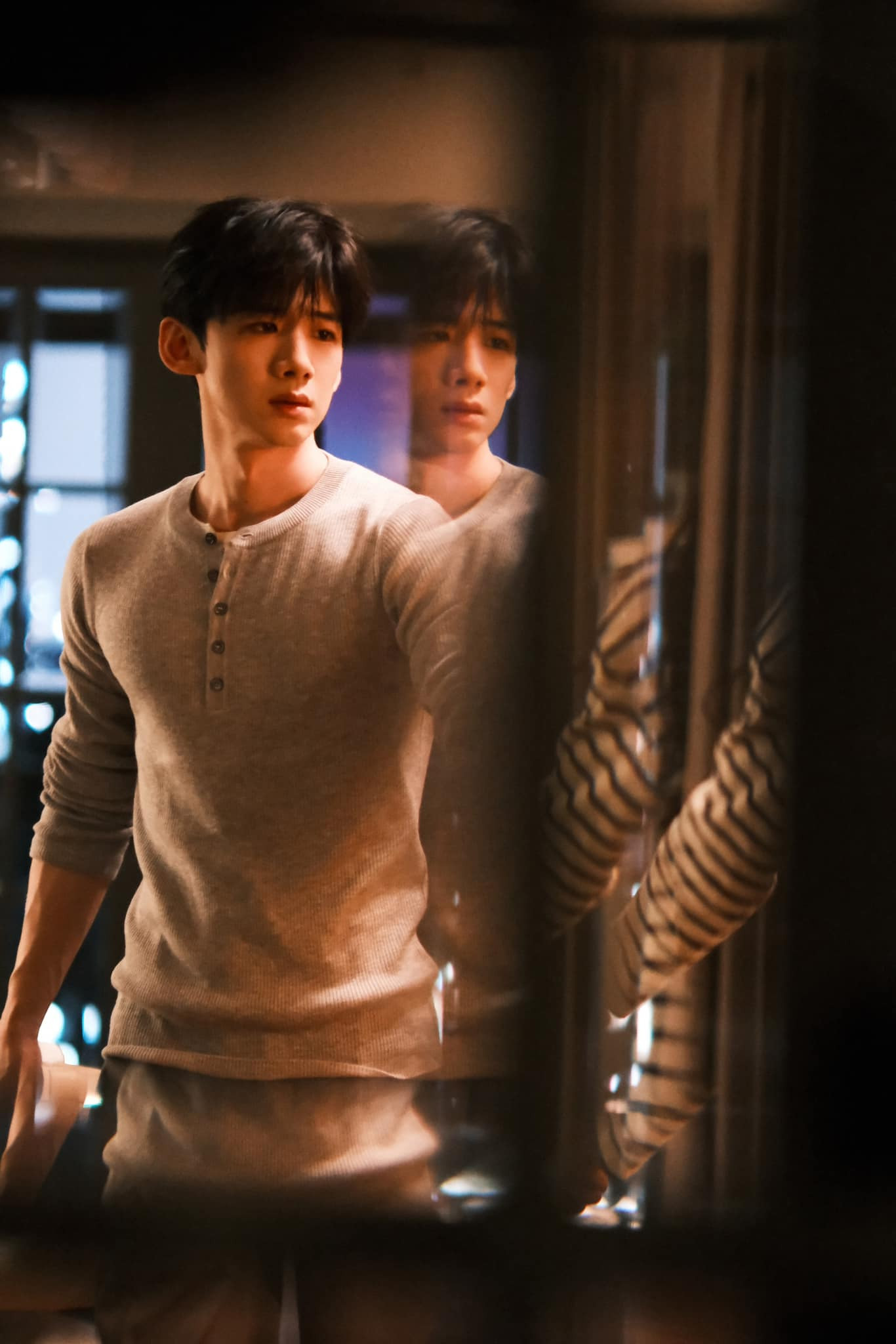 Ôn Dĩ Phàm và Tang Diên trở thành bạn chung nhà, những tâm tư giấu kín bao năm dần được giải tỏa. Bộ đôi nhân vật chính đều có sự chuyển biến về cách lựa chọn trang phục.