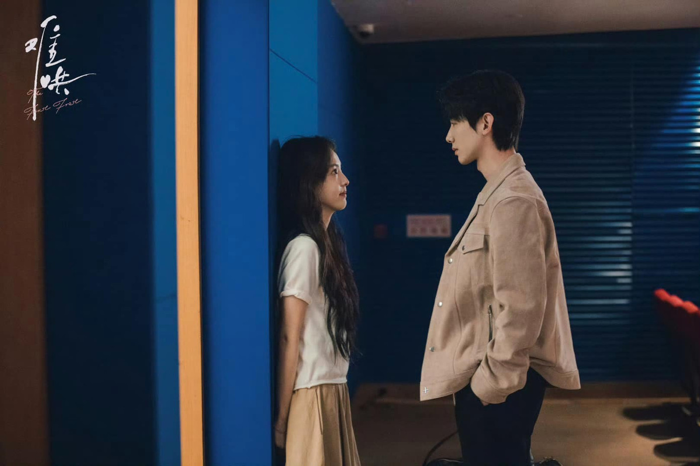 Gặp lại sau nửa năm xa cách, Tang Diên cũng khoác chiếc áo màu be, nhắc nhở Sương Giáng về tình cảm không phai của anh.