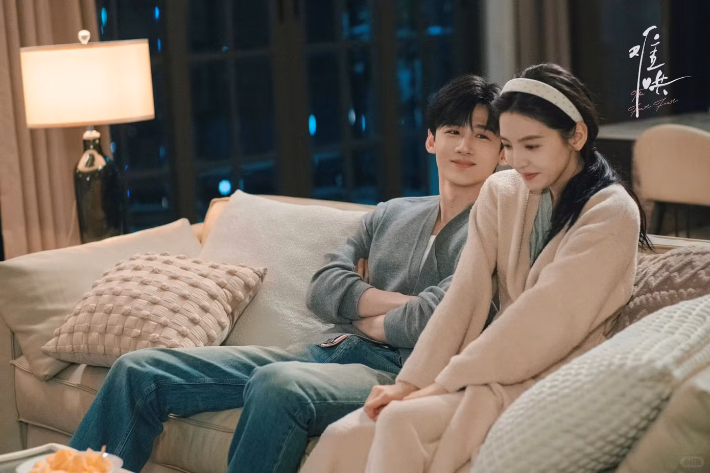 Ôn Dĩ Phàm và Tang Diên trở thành bạn chung nhà, những tâm tư giấu kín bao năm dần được giải tỏa. Bộ đôi nhân vật chính đều có sự chuyển biến về cách lựa chọn trang phục.