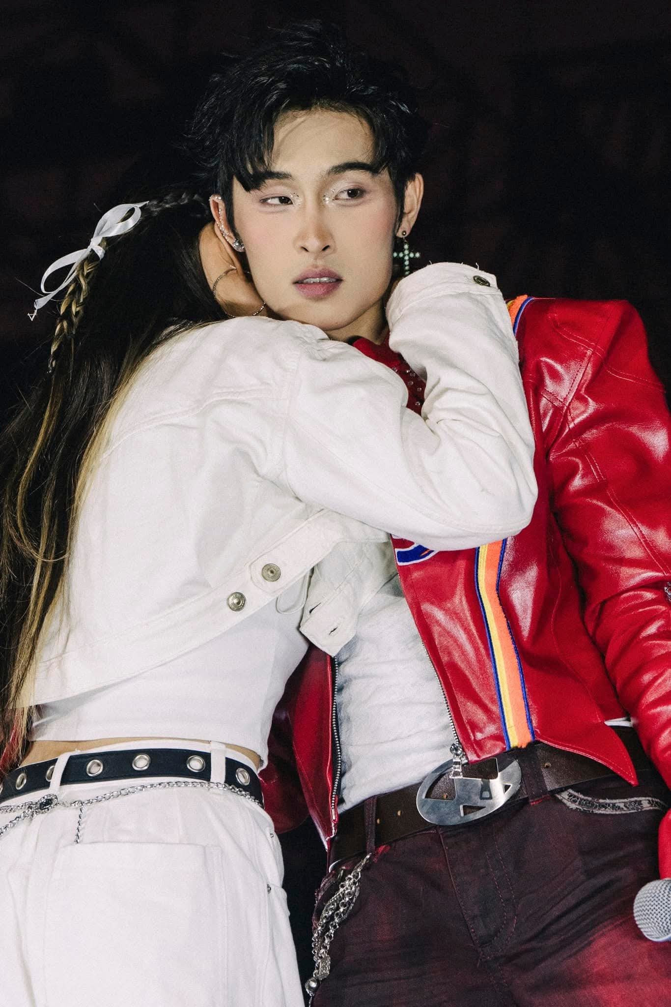 Mi Nga sở hữu nhan sắc hài hòa, tươi tắn, chuộng phong cách ăn mặc ngoài đời thể thao, năng động.