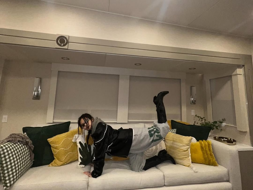 Jennie BLACKPINK tái hiện lại màn tạo dáng viral của Lisa trên sân khấu Elastic Girl tại Coachella 2025.