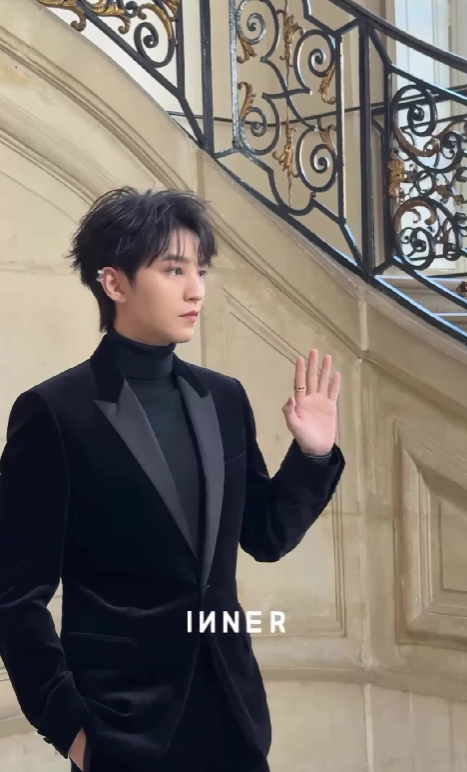 Mỹ nam Hoa ngữ tỏa sáng nhờ thiết kế khuyên tai bạc, kiểu tóc vuốt chỉn chu. Mỹ nam Hoa ngữ tỏa sáng nhờ thiết kế khuyên tai bạc, kiểu tóc vuốt chỉn chu.