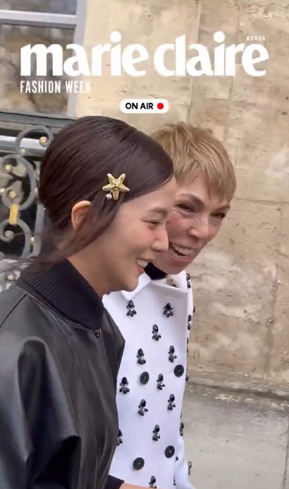 Jisoo BLACKPINK được tiếp đón chu đáo bởi Mathilde Favier - Giám đốc PR của Dior. Jisoo BLACKPINK được tiếp đón chu đáo bởi Mathilde Favier - Giám đốc PR của Dior.