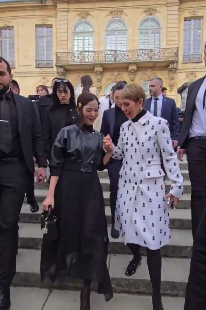 Jisoo BLACKPINK được tiếp đón chu đáo bởi Mathilde Favier - Giám đốc PR của Dior. Jisoo BLACKPINK được tiếp đón chu đáo bởi Mathilde Favier - Giám đốc PR của Dior.