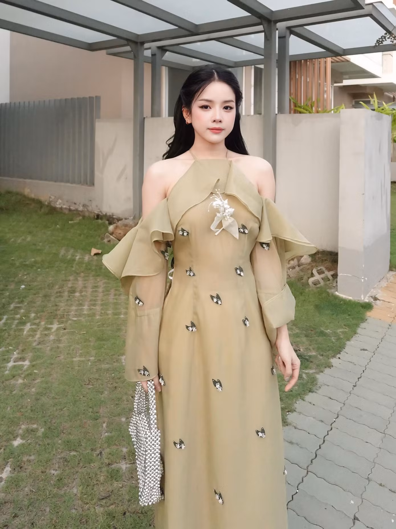 Gu áo dài Tết yêu thích của DJ Mie là những mẫu trang phục có chi tiết cách điệu ở phần cổ, vai, tông màu pastel nhẹ nhàng, phối cùng túi xách kết hạt thủ công.