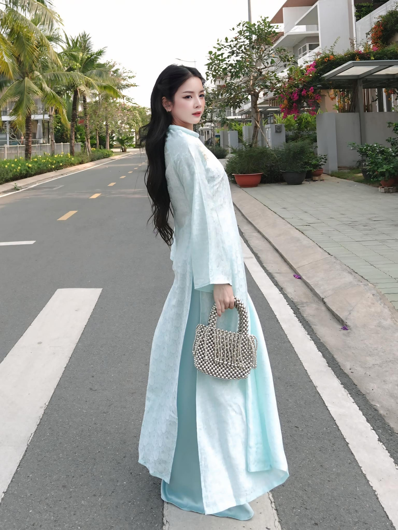 Gu áo dài Tết yêu thích của DJ Mie là những mẫu trang phục có chi tiết cách điệu ở phần cổ, vai, tông màu pastel nhẹ nhàng, phối cùng túi xách kết hạt thủ công.