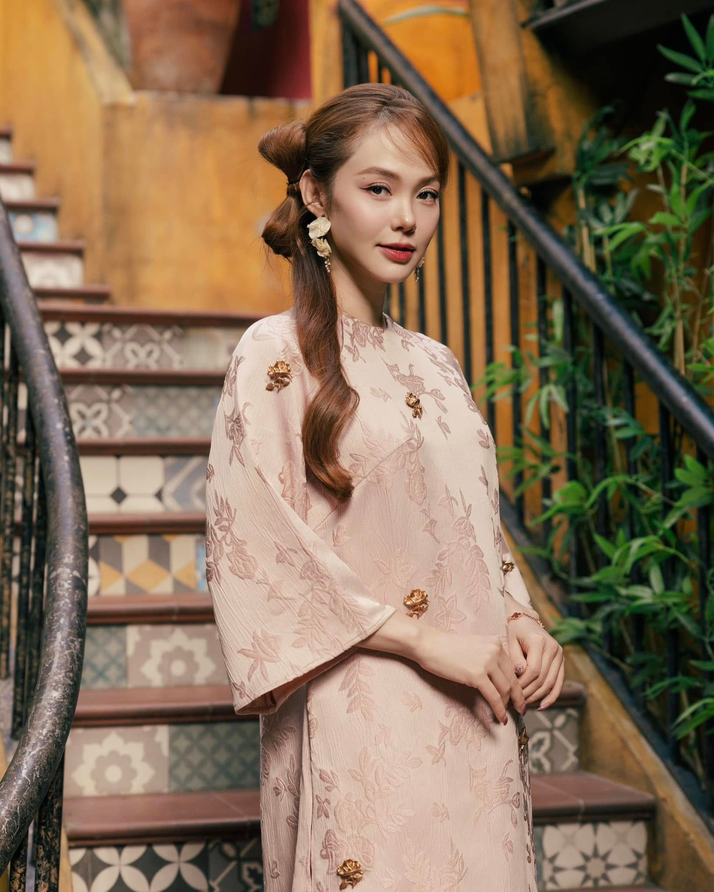 &quot;Chị đẹp&quot; Minh Hằng lựa chọn trang phục tông màu trầm, dáng suông cho ngày đầu năm. Nữ ca sĩ khoe visual mặn mà nhờ kiểu trang điểm tối giản, tóc búi lệch.