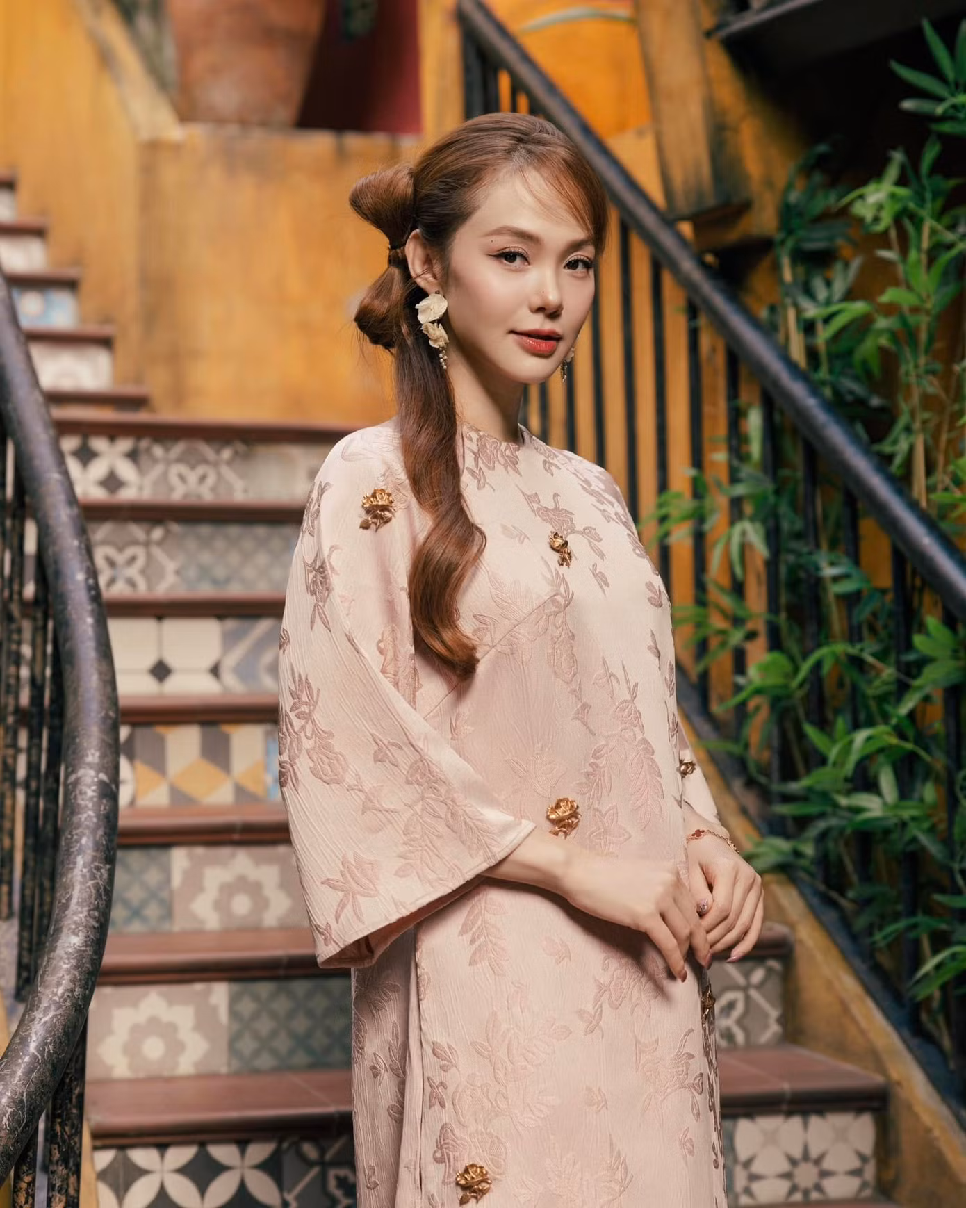 "Chị đẹp" Minh Hằng lựa chọn trang phục tông màu trầm, dáng suông cho ngày đầu năm. Nữ ca sĩ khoe visual mặn mà nhờ kiểu trang điểm tối giản, tóc búi lệch.