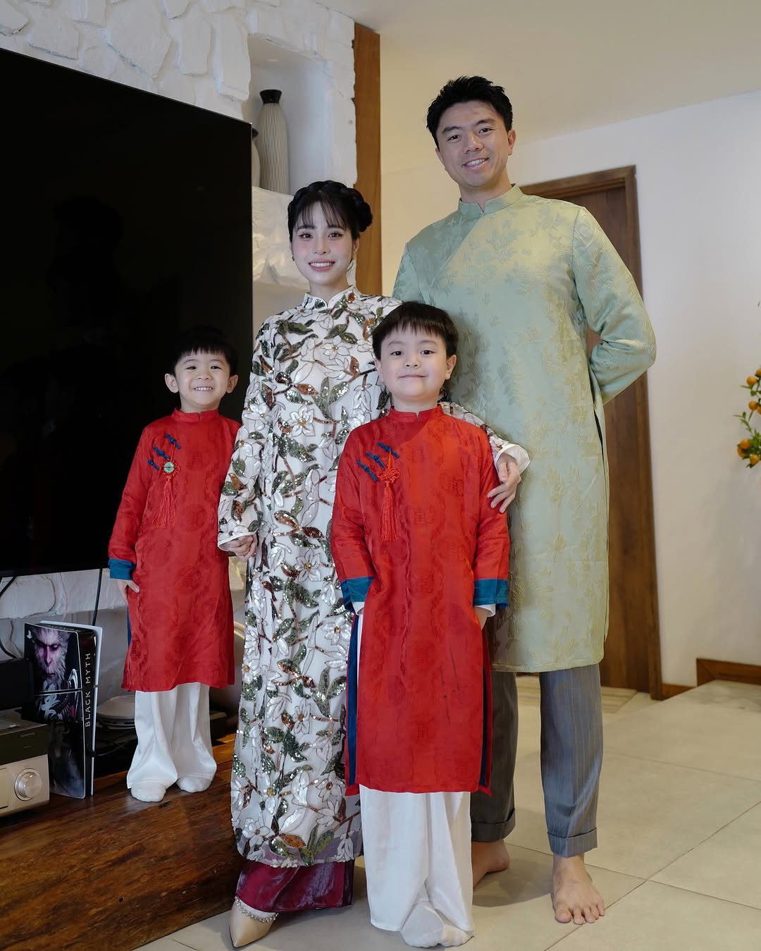 Ca nương Kiều Anh hạnh phúc bên gia đình nhỏ ngày đầu năm. &quot;Chị đẹp&quot; diện thiết kế áo dài đính kim sa &quot;làm mưa làm gió&quot; suốt mùa Tết Ất Tỵ.