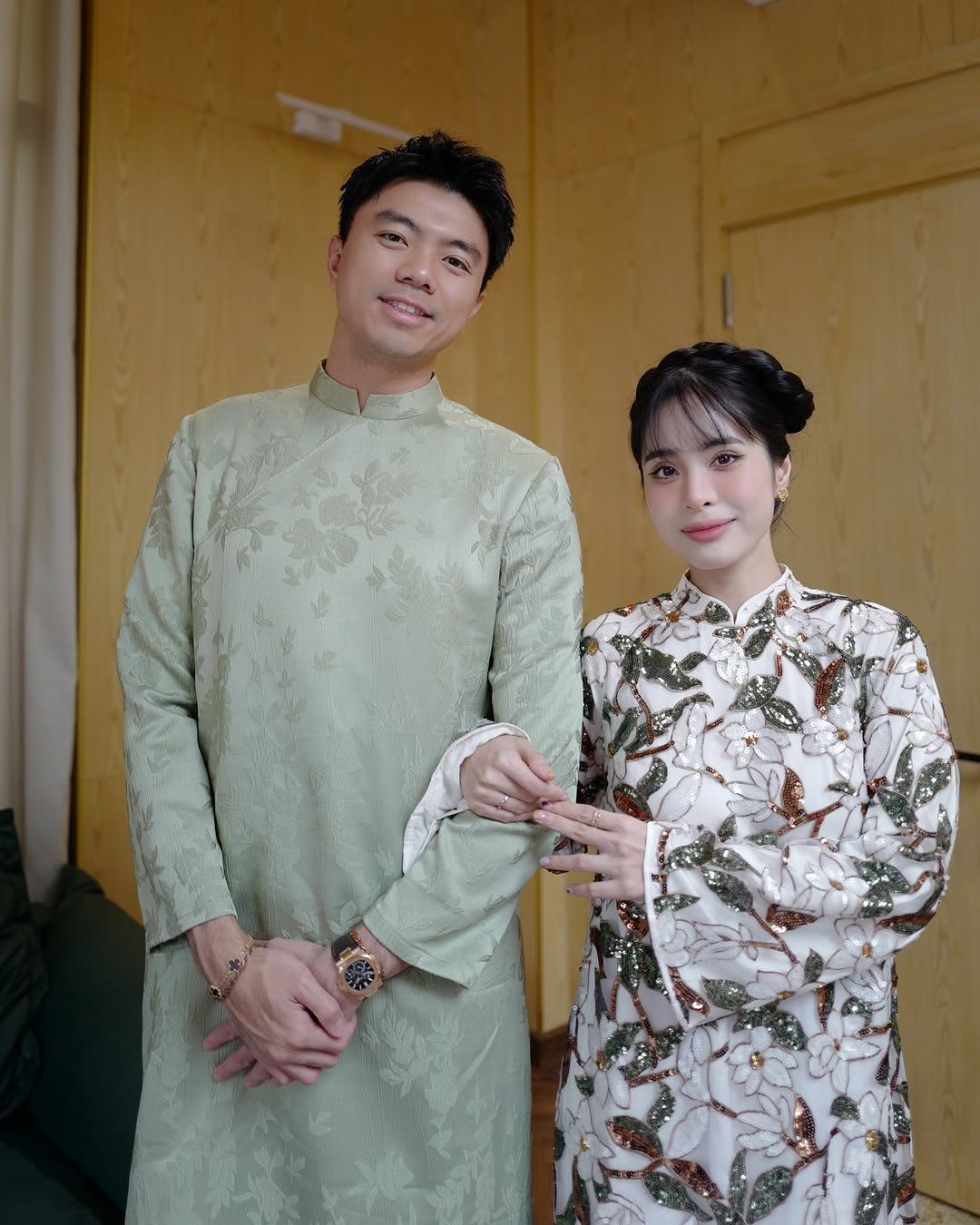 Ca nương Kiều Anh hạnh phúc bên gia đình nhỏ ngày đầu năm. &quot;Chị đẹp&quot; diện thiết kế áo dài đính kim sa &quot;làm mưa làm gió&quot; suốt mùa Tết Ất Tỵ.