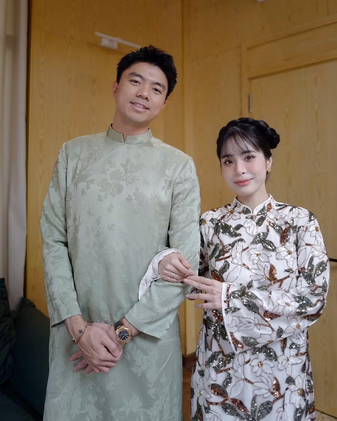 Ca nương Kiều Anh hạnh phúc bên gia đình nhỏ ngày đầu năm. "Chị đẹp" diện thiết kế áo dài đính kim sa "làm mưa làm gió" suốt mùa Tết Ất Tỵ.