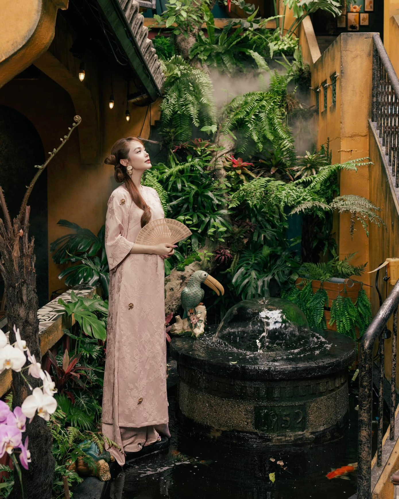 &quot;Chị đẹp&quot; Minh Hằng lựa chọn trang phục tông màu trầm, dáng suông cho ngày đầu năm. Nữ ca sĩ khoe visual mặn mà nhờ kiểu trang điểm tối giản, tóc búi lệch.