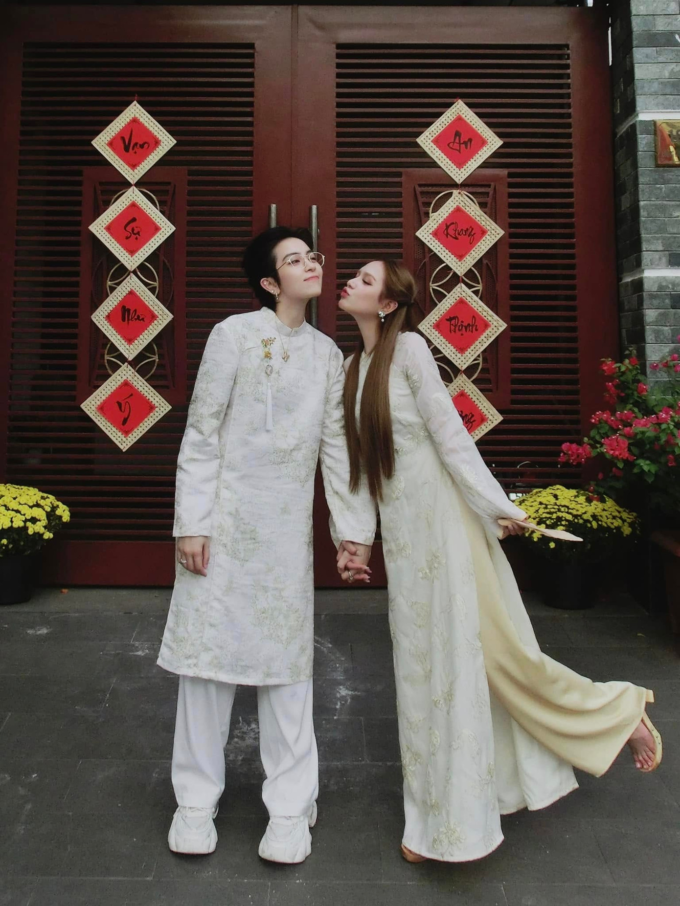 Gil Lê diện trang phục trắng be xuyệt tông với &quot;cô bạn hàng xóm&quot; Xoài Non.