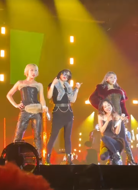 Cả bốn thành viên khoe sắc vóc trẻ trung trong những thiết kế của nhà mốt LSOUL.