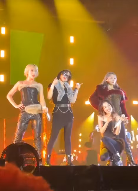 Cả bốn thành viên khoe sắc vóc trẻ trung trong những thiết kế của nhà mốt LSOUL. Cả bốn thành viên khoe sắc vóc trẻ trung trong những thiết kế của nhà mốt LSOUL.