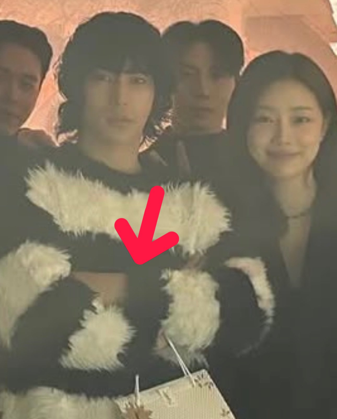 Lee Si An và Yuk Jun Seo thường xuyên đứng sát cạnh nhau trong những bức hình nhóm. Mỹ nam Sweet Home tạo dáng trái tim, cầm túi cho bạn gái.