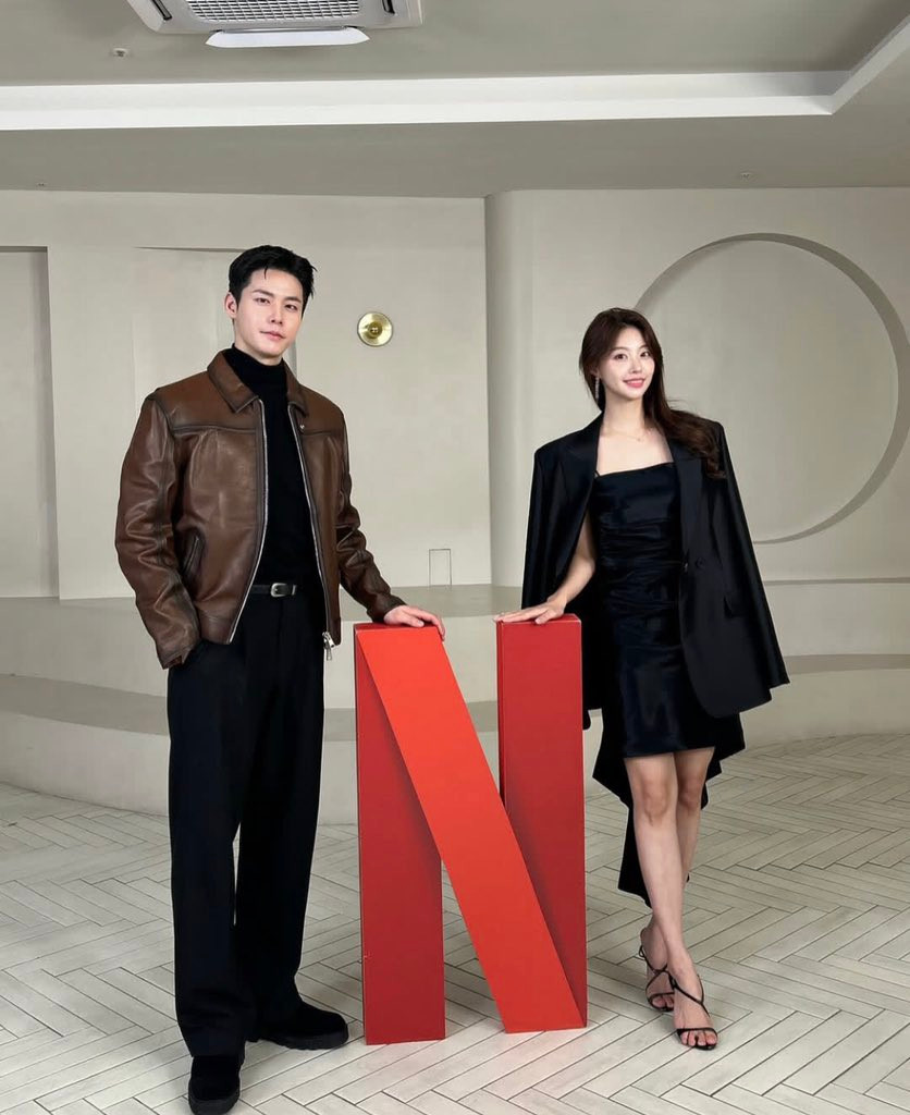 Jang Theo trả lời bình luận của You Jin trong bài đăng cảm ơn của mình. Anh trêu đùa bằng cách rủ cô cùng chơi xích đu, ám chỉ về phân cảnh hài hước ở tập 4. Jang Theo trả lời bình luận của You Jin trong bài đăng cảm ơn của mình. Anh trêu đùa bằng cách rủ cô cùng chơi xích đu, ám chỉ về phân cảnh hài hước ở tập 4.