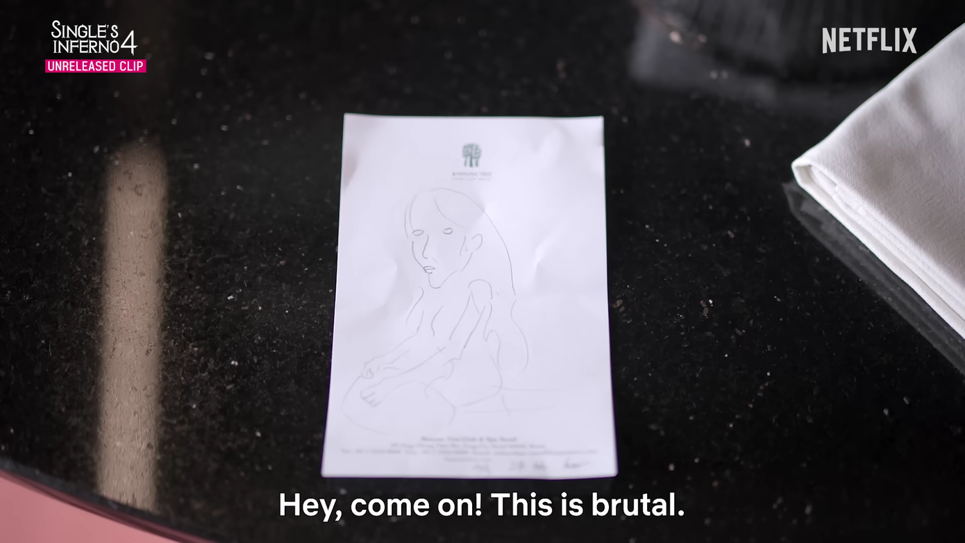 Bức vẽ Yun Seo dành cho You Jin (bên phải) và vẽ chân dung Min Seol (bên trái). Bức vẽ Yun Seo dành cho You Jin (bên phải) và vẽ chân dung Min Seol (bên trái).