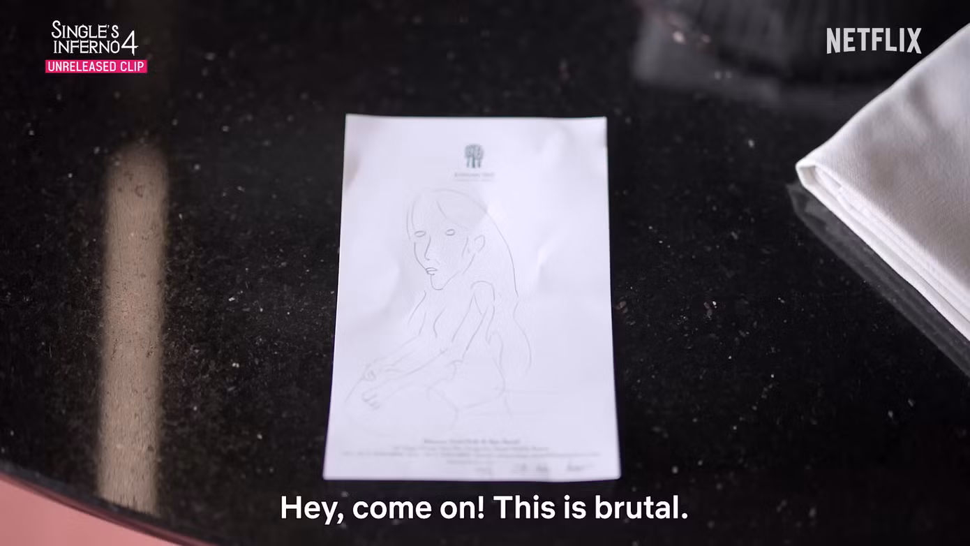 Bức vẽ Yun Seo dành cho You Jin (bên phải) và vẽ chân dung Min Seol (bên trái).