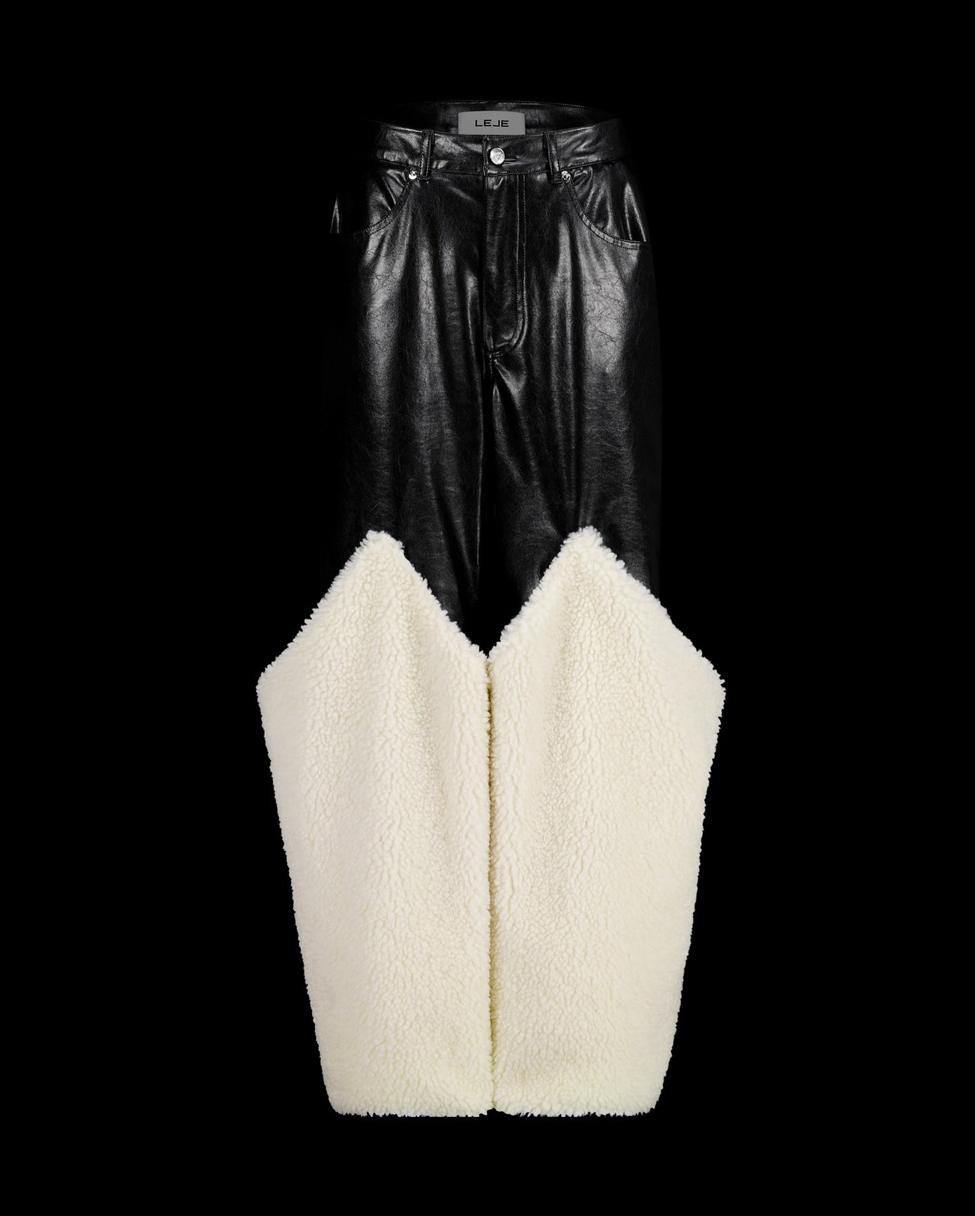 Chiếc quần da phối lông từ đầu gối trở xuống được lấy cảm hứng từ daenggi - phụ kiện buộc tóc của phụ nữ Hàn Quốc xưa. Chiếc quần da phối lông từ đầu gối trở xuống được lấy cảm hứng từ daenggi - phụ kiện buộc tóc của phụ nữ Hàn Quốc xưa.