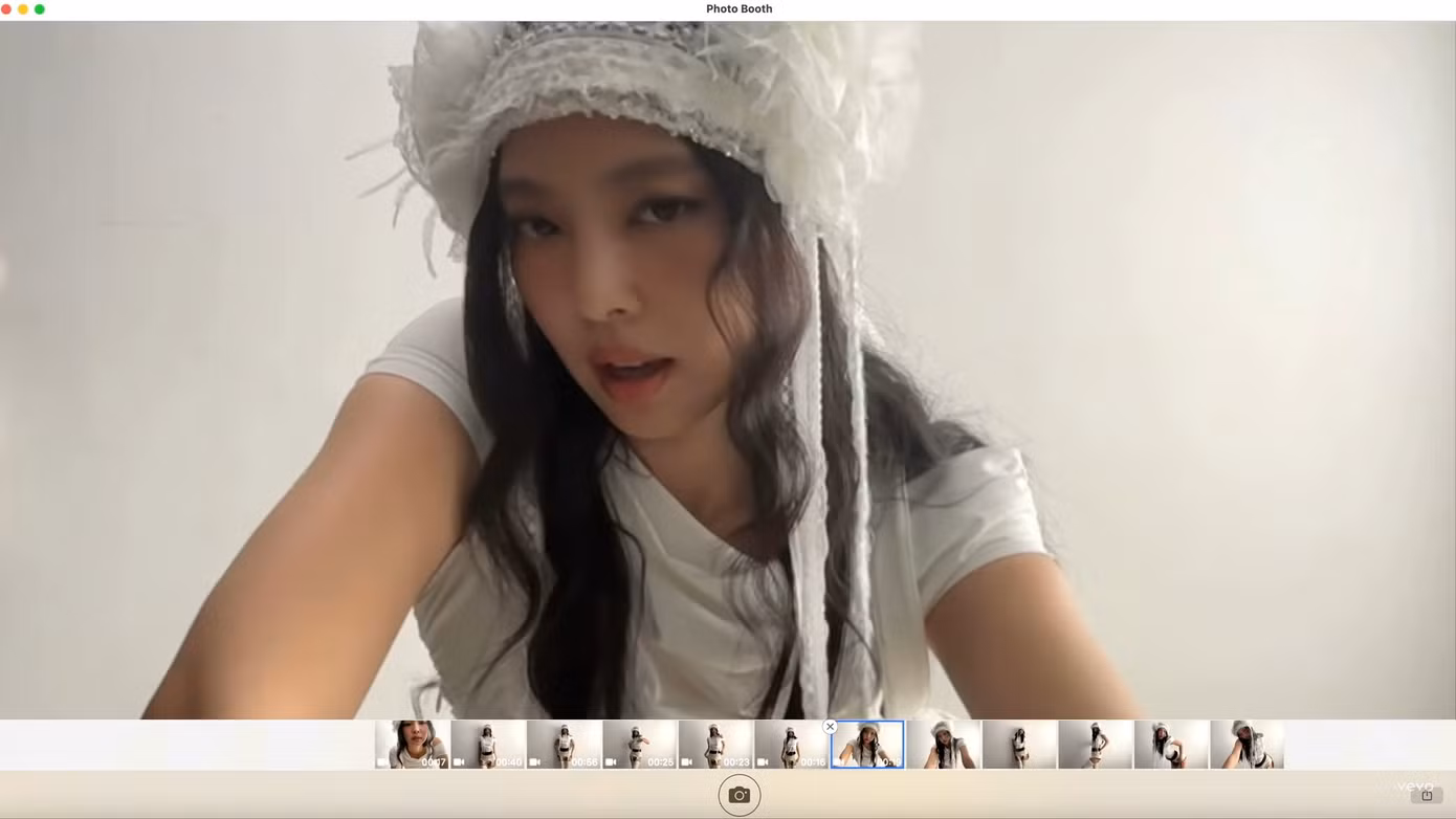 Giọng ca Mantra có bản phối ấn tượng khi hưởng ứng trào lưu crochet juliet cap - phụ kiện đội đầu đan móc lấy cảm hứng từ hình ảnh cô dâu trong ngày cưới.