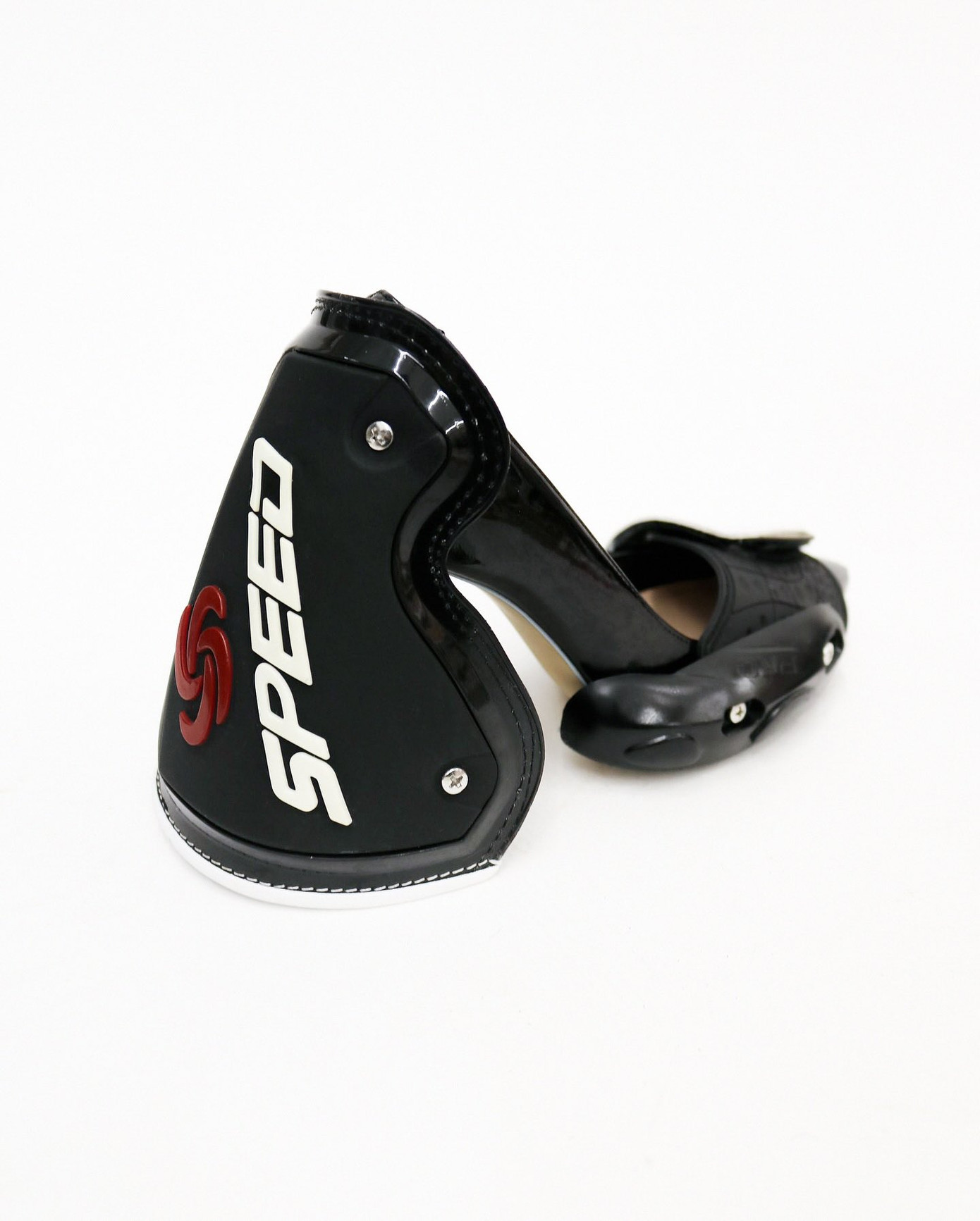 Đôi giày cao gót biker được thiết kế để truyền tải sự giao thoa giữa truyền thống và hiện đại, nổi loạn, nữ tính và mạnh mẽ. Đôi giày cao gót biker được thiết kế để truyền tải sự giao thoa giữa truyền thống và hiện đại, nổi loạn, nữ tính và mạnh mẽ.