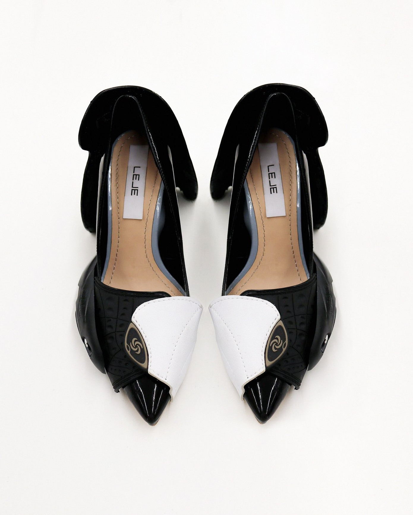 Đôi giày cao gót biker được thiết kế để truyền tải sự giao thoa giữa truyền thống và hiện đại, nổi loạn, nữ tính và mạnh mẽ. Đôi giày cao gót biker được thiết kế để truyền tải sự giao thoa giữa truyền thống và hiện đại, nổi loạn, nữ tính và mạnh mẽ.