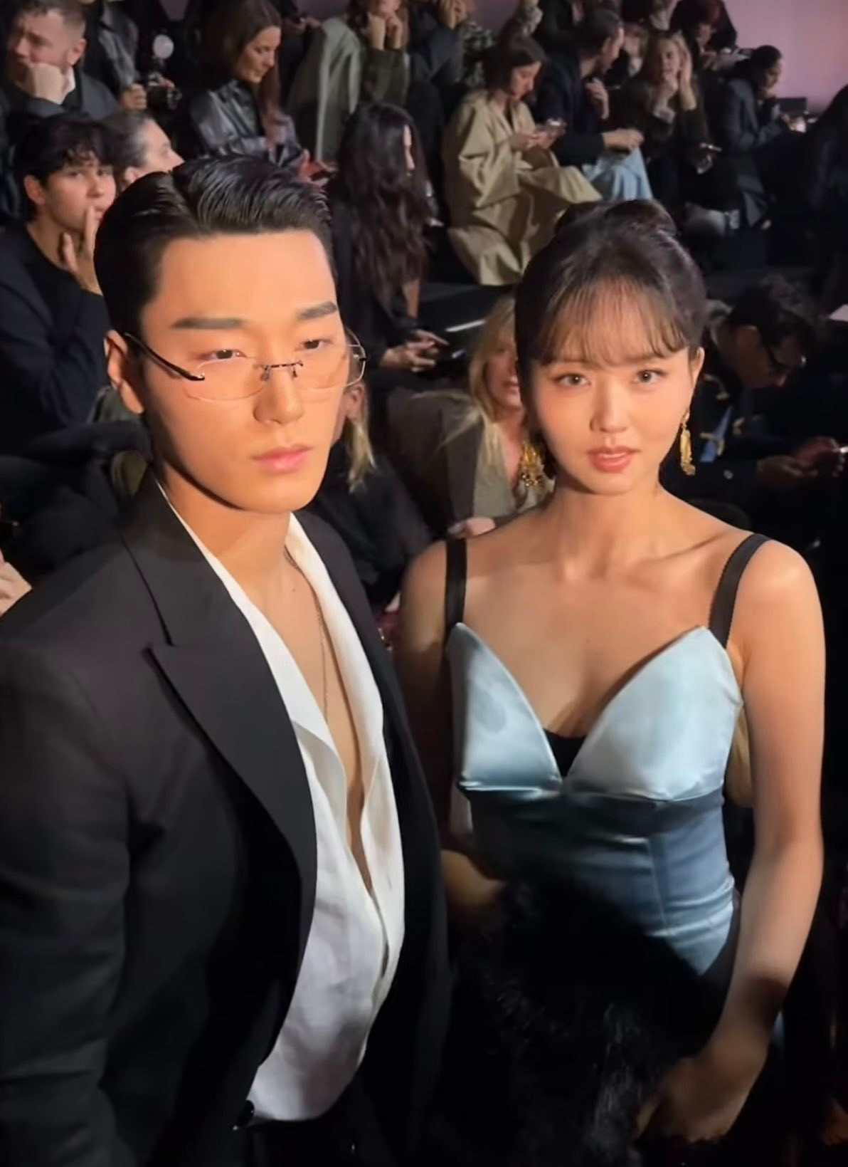 Hai đại diện đến từ Hàn Quốc Kim So Hyun và Choi San ATEEZ chung khung hình.