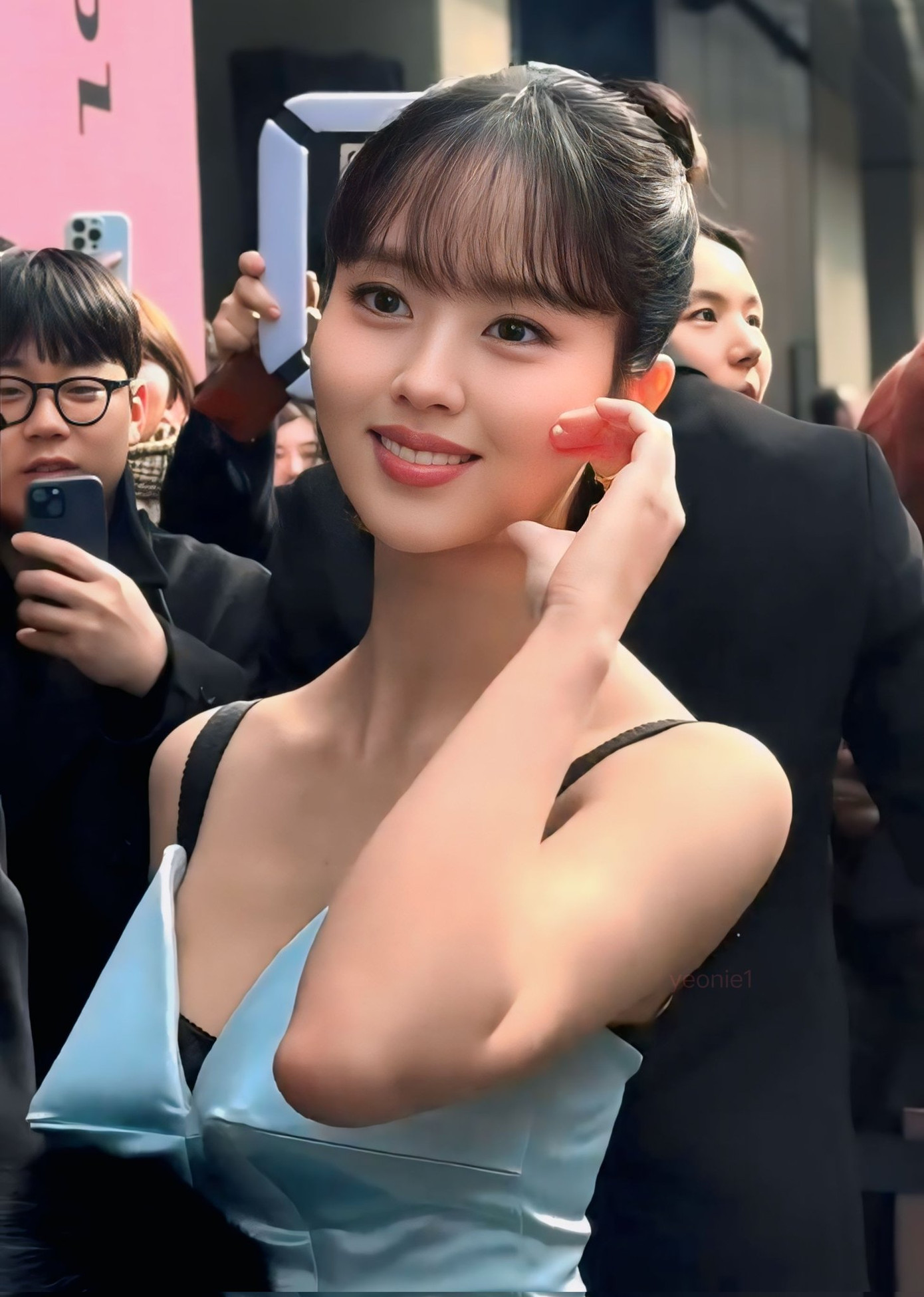 Vẻ rạng rỡ, tươi tắn của &quot;em gái quốc dân&quot; được khen ngợi.