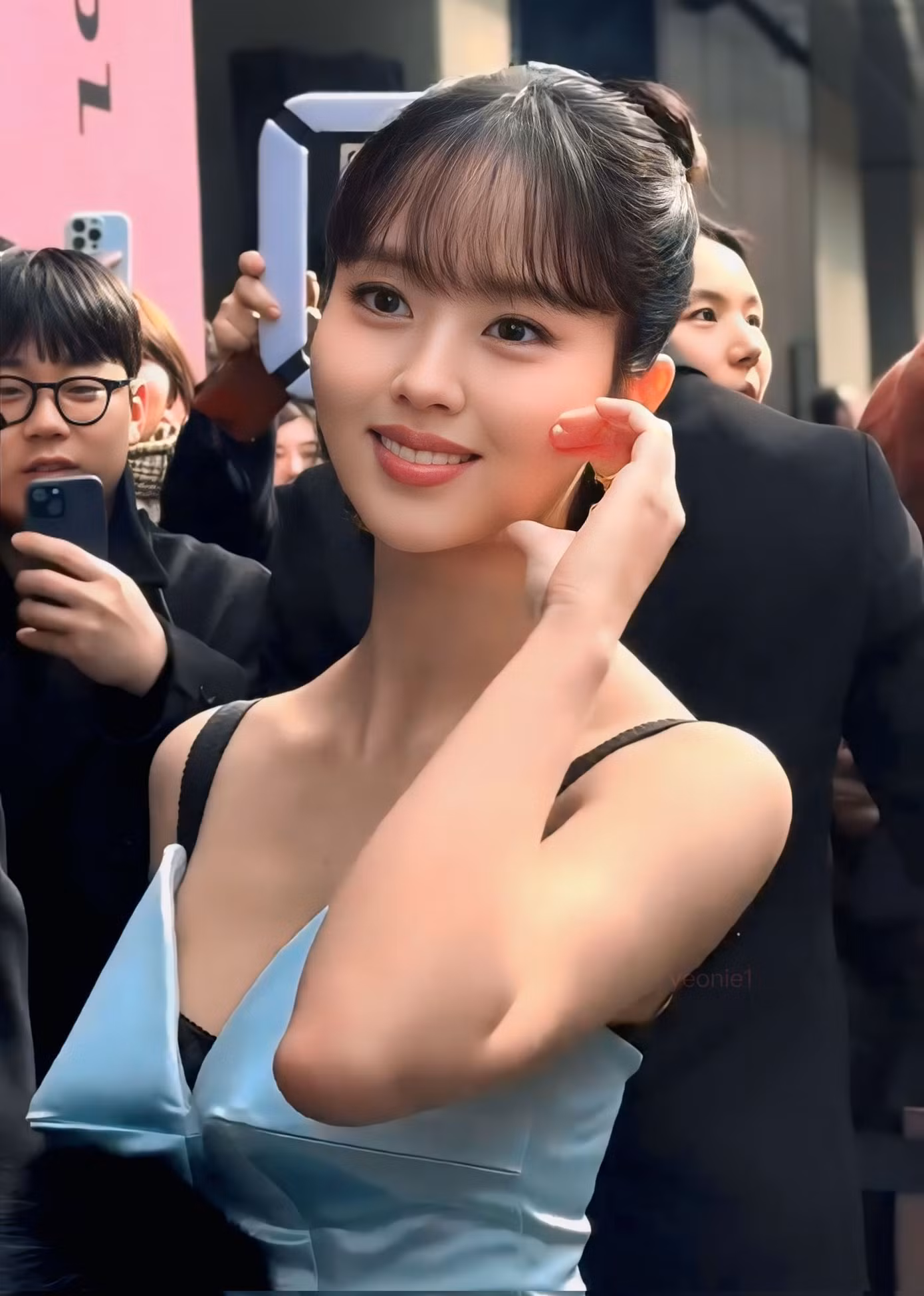 Vẻ rạng rỡ, tươi tắn của "em gái quốc dân" được khen ngợi. Vẻ rạng rỡ, tươi tắn của "em gái quốc dân" được khen ngợi.