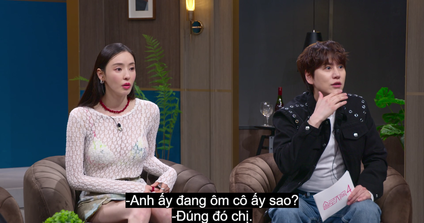 Dàn bình luận viên "xịt keo cứng ngắc" trước diễn biến bất ngờ giữa Si An và Jun Seo. Dàn bình luận viên "xịt keo cứng ngắc" trước diễn biến bất ngờ giữa Si An và Jun Seo.