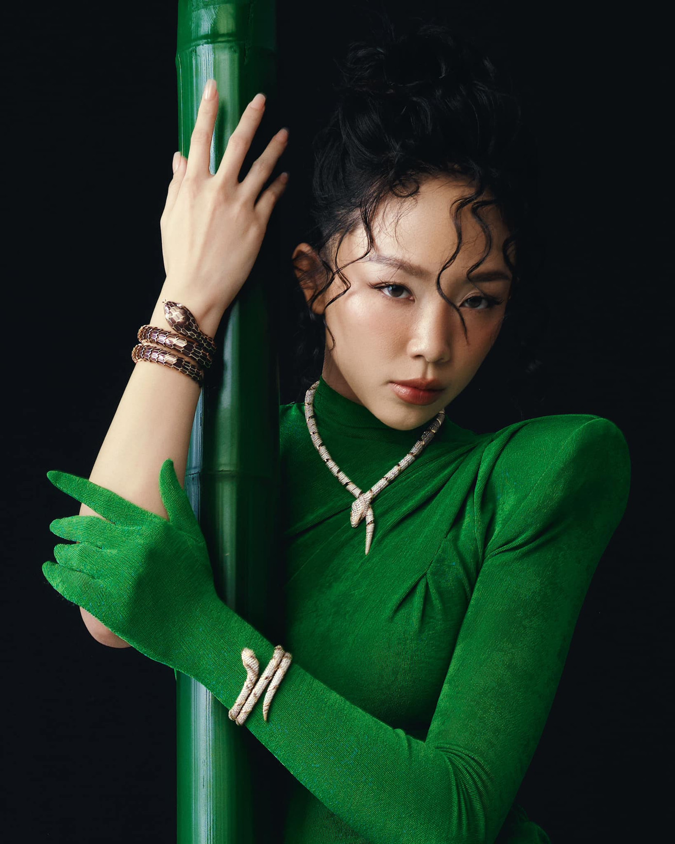 Tóc Tiên có mối quan hệ hợp tác thân thiết với nhiều thương hiệu xa xỉ như Louis Vuitton, BVLGARI, Loewe...