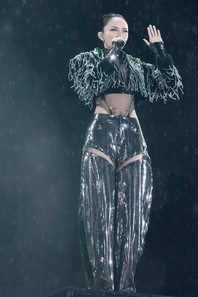 Tóc Tiên có mối quan hệ hợp tác thân thiết với nhiều thương hiệu xa xỉ như Louis Vuitton, BVLGARI, Loewe...