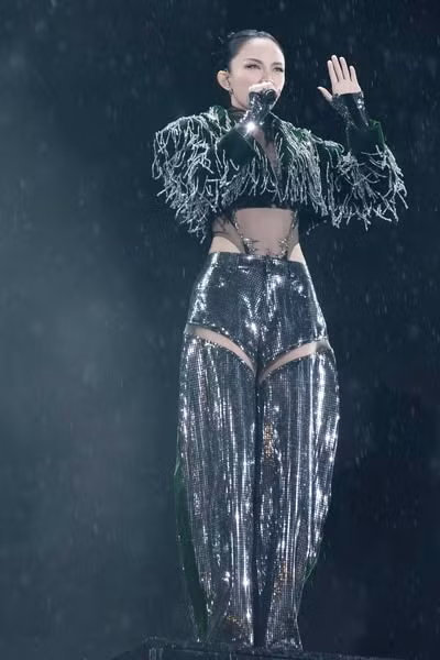 Tóc Tiên có mối quan hệ hợp tác thân thiết với nhiều thương hiệu xa xỉ như Louis Vuitton, BVLGARI, Loewe...