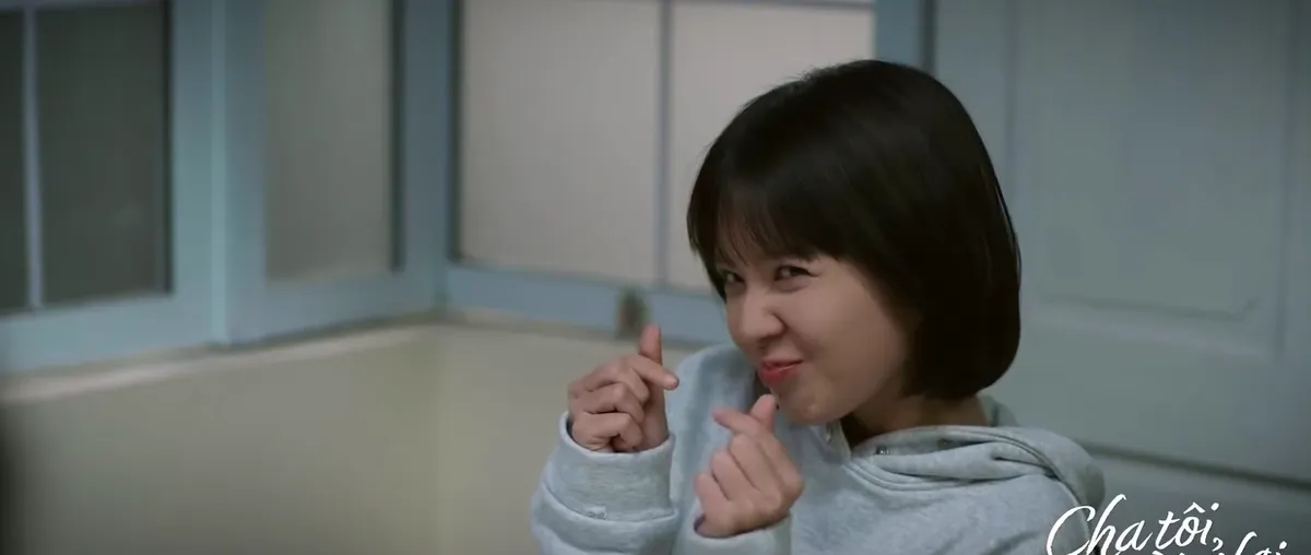 Ở tuổi 28, Ngọc Huyền hóa thân tròn trịa vào vai nữ sinh hồn nhiên, lạc quan.