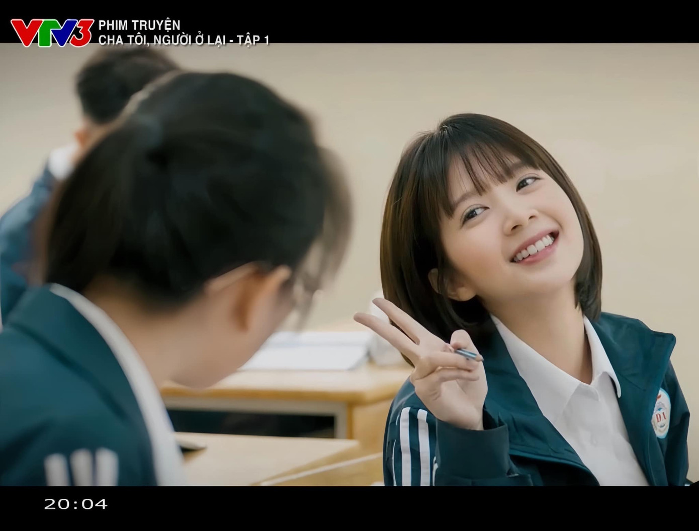 Ở tuổi 28, Ngọc Huyền hóa thân tròn trịa vào vai nữ sinh hồn nhiên, lạc quan.