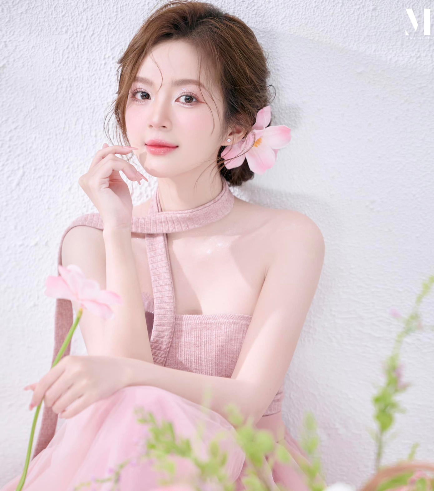 Ngọc Huyền từng được biết đến với danh xưng &quot;hotgirl sư phạm&quot; hay &quot;hotgirl đồng phục&quot;, là mẫu ảnh được yêu thích tại Hà Nội trước khi bén duyên diễn xuất.