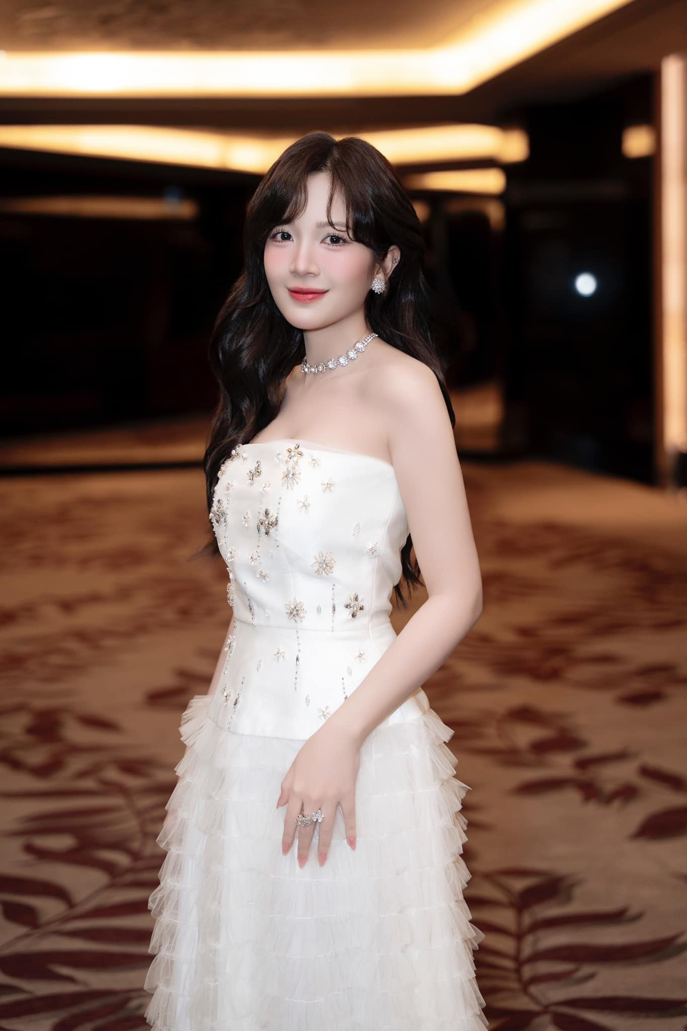 Có chiều cao khiêm tốn chỉ khoảng 1m53, Ngọc Huyền thường lựa chọn những thiết kế chiết eo, cạp cao hoặc dáng ngắn.