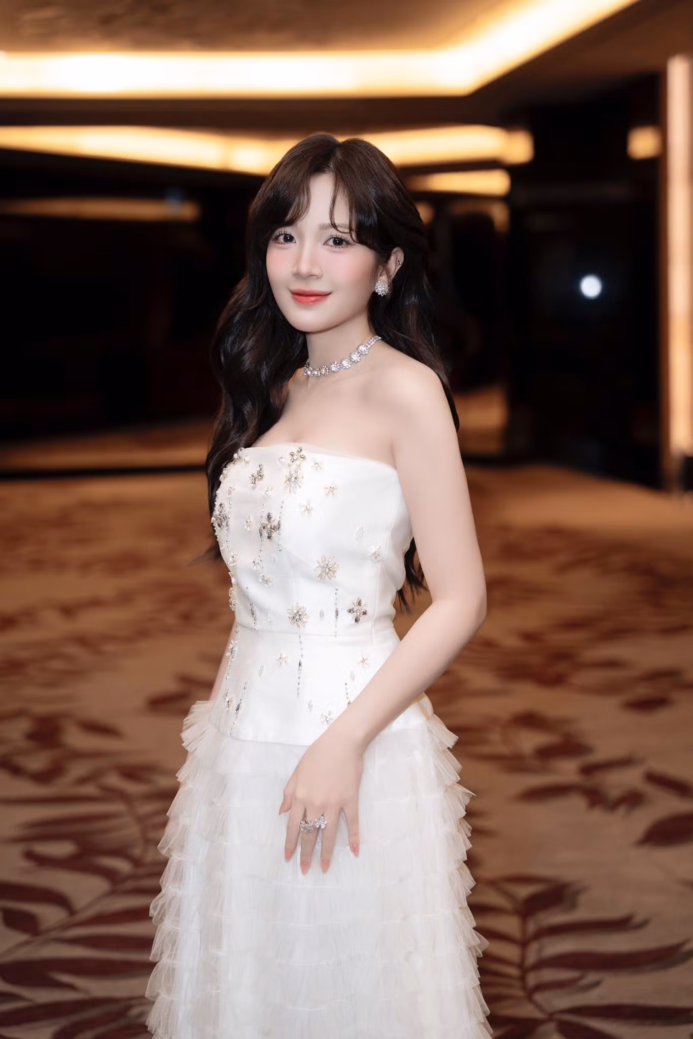 Có chiều cao khiêm tốn chỉ khoảng 1m53, Ngọc Huyền thường lựa chọn những thiết kế chiết eo, cạp cao hoặc dáng ngắn.