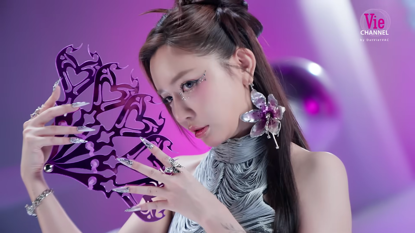 &quot;Chị cả&quot; Bích Phương gây sốc visual trong tập 1. Ngôi sao 36 tuổi bừng sáng khi diện thiết kế áo yếm, trang sức ánh bạc thời thượng.