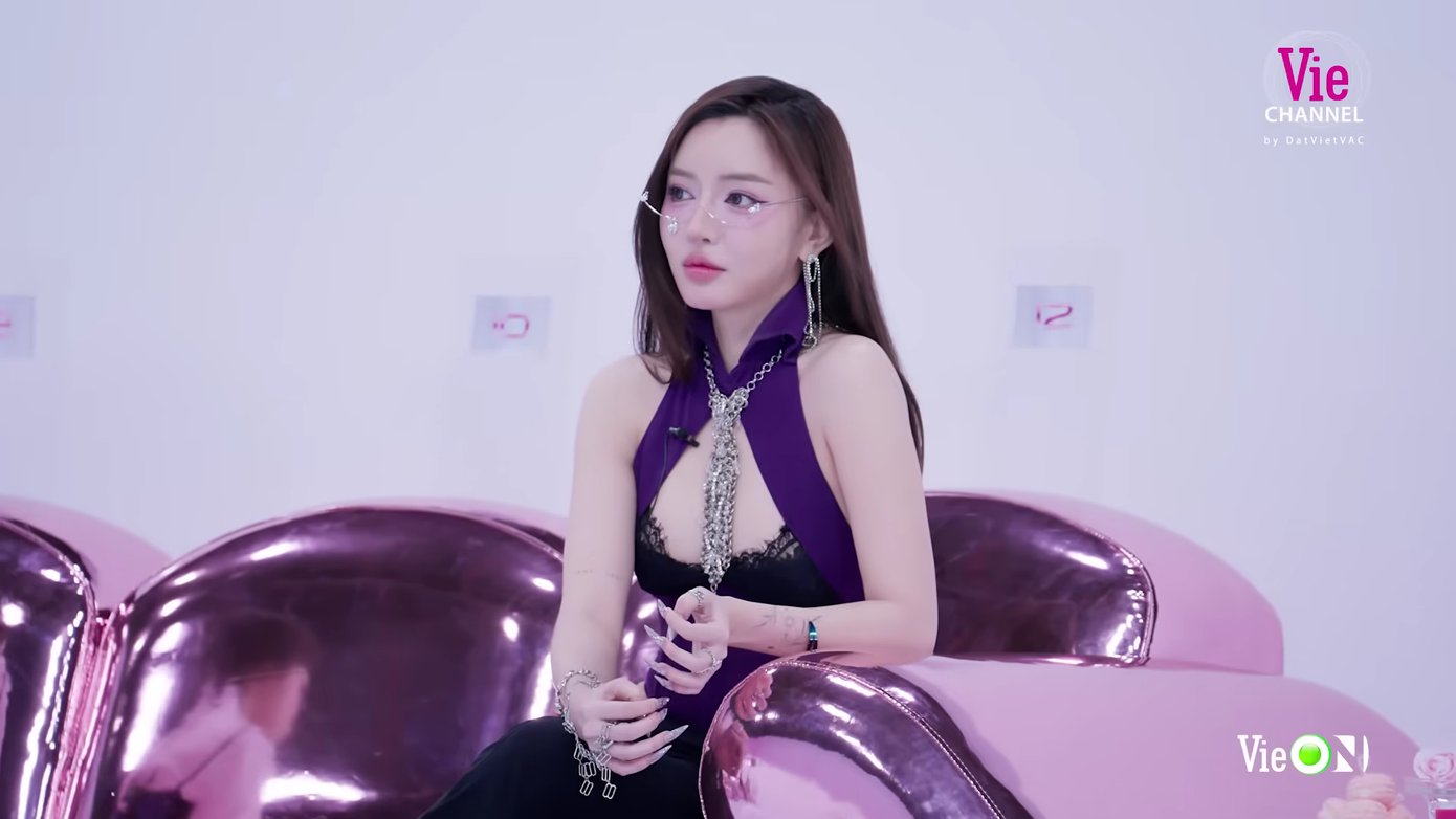 &quot;Chị cả&quot; Bích Phương gây sốc visual trong tập 1. Ngôi sao 36 tuổi bừng sáng khi diện thiết kế áo yếm, trang sức ánh bạc thời thượng.