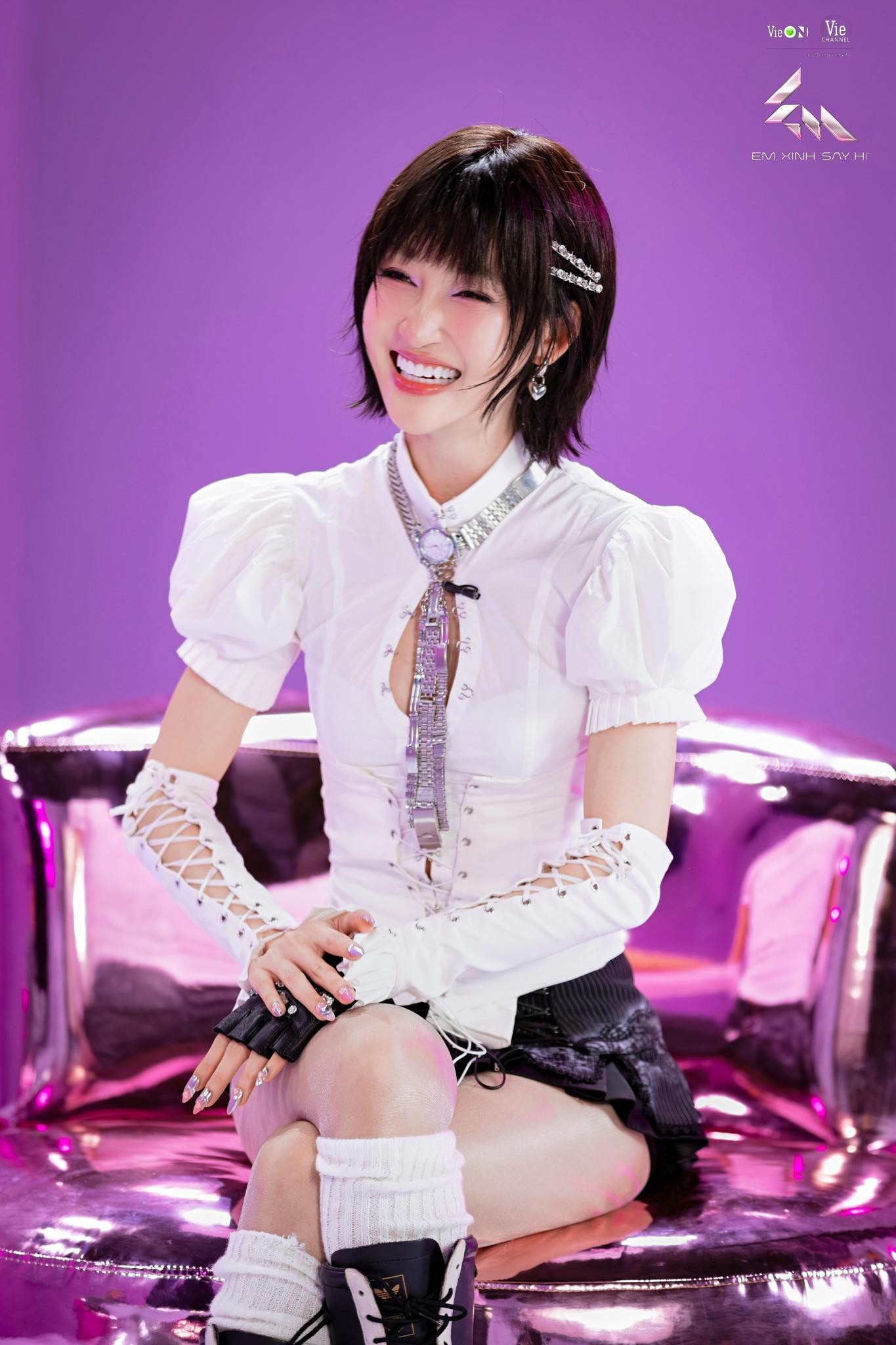 Công thức phối áo sơ mi phối cà vạt được Juky San, Cam, LyHan yêu thích.